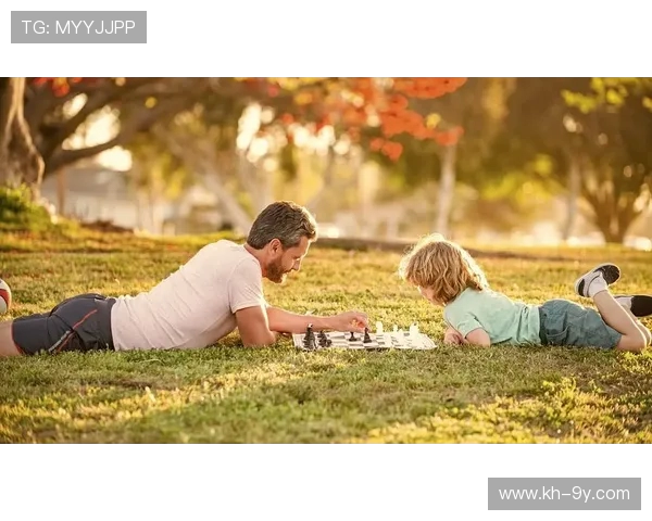 父子同场踢足球展现亲子默契与成长的点滴时光